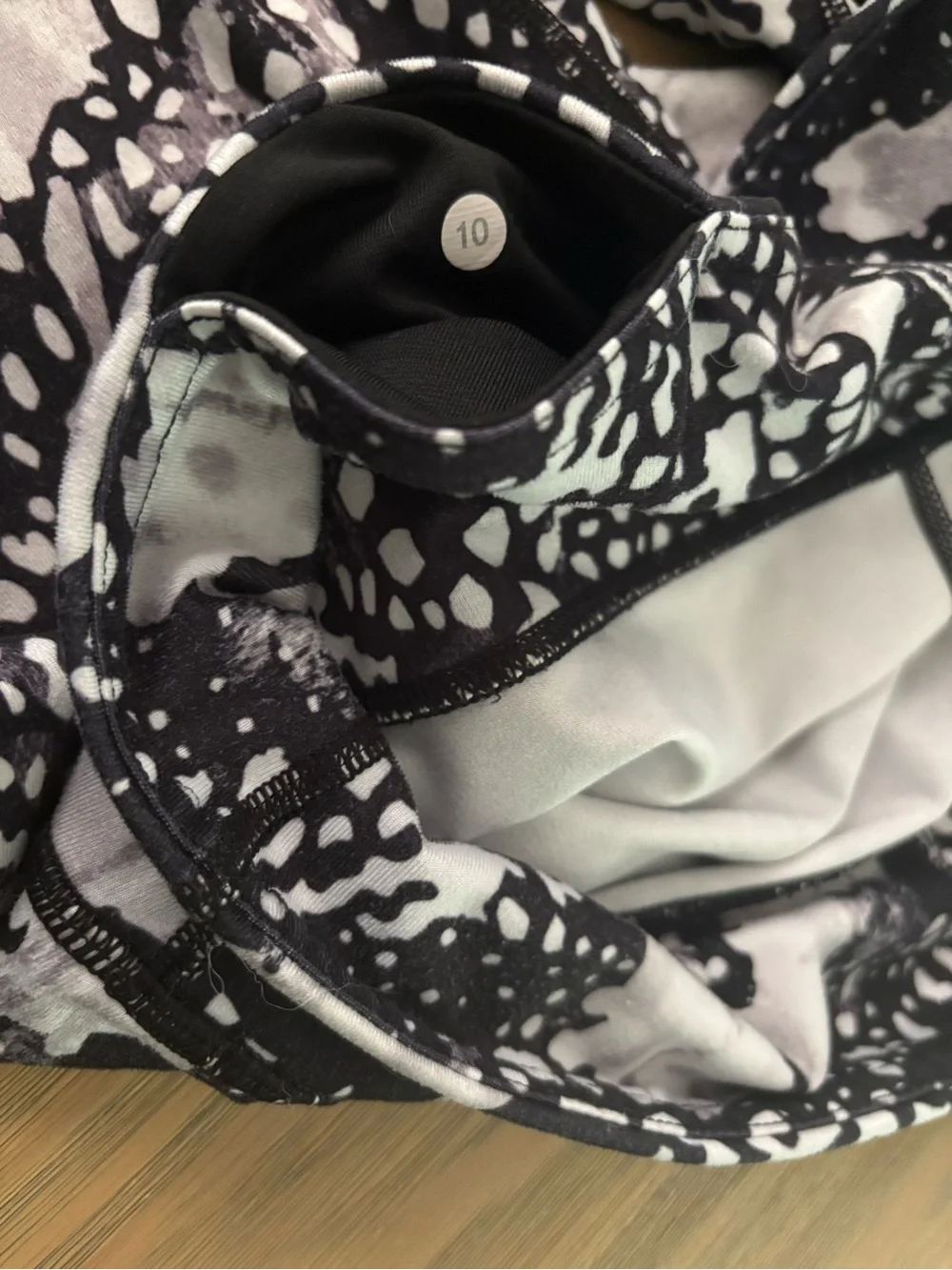 Lululemon Size 10 Black White Abstract Print Cropped Capri Leggings
